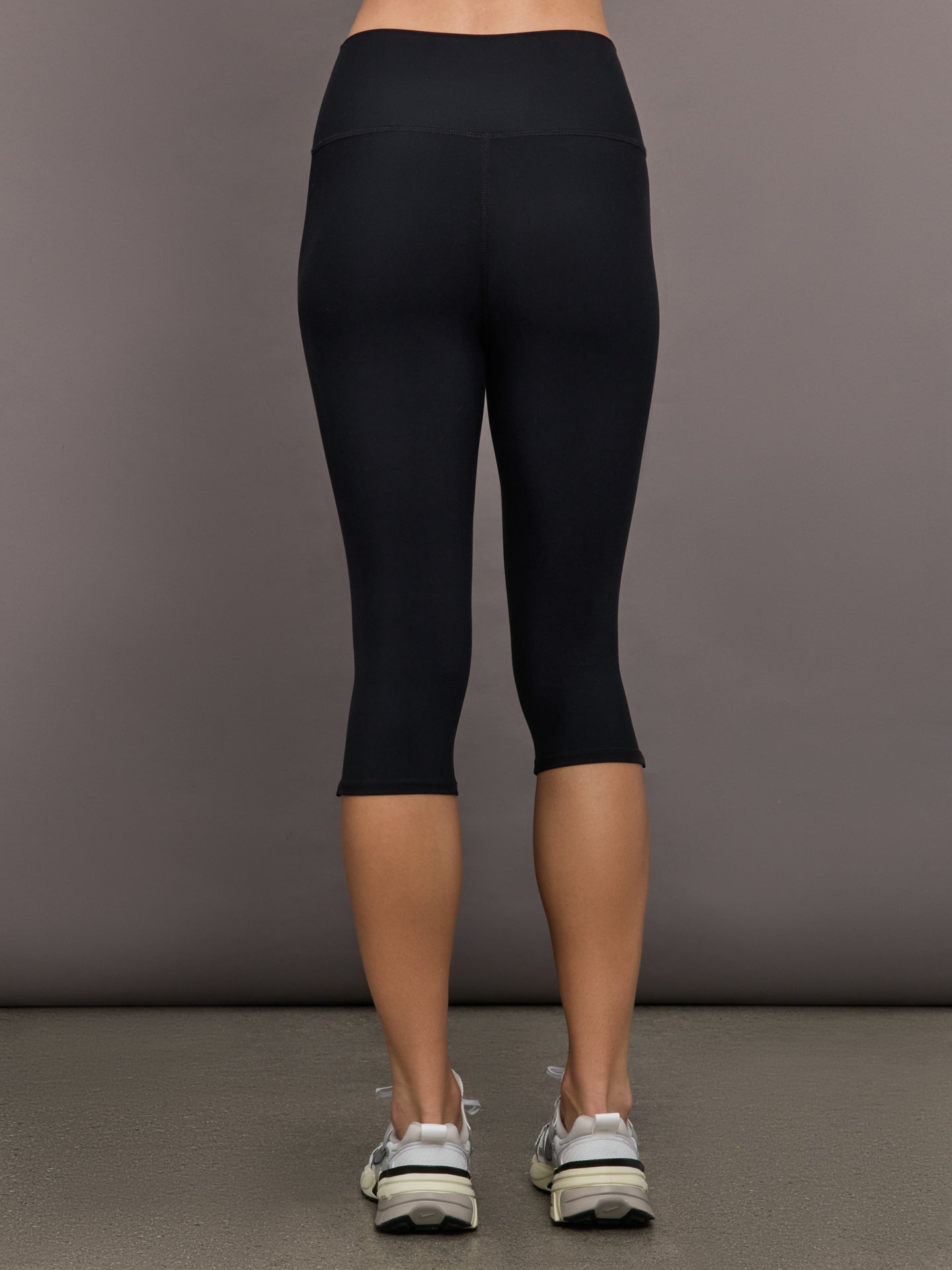 Carbon38 | High Rise Capri Legging in Melt - Black