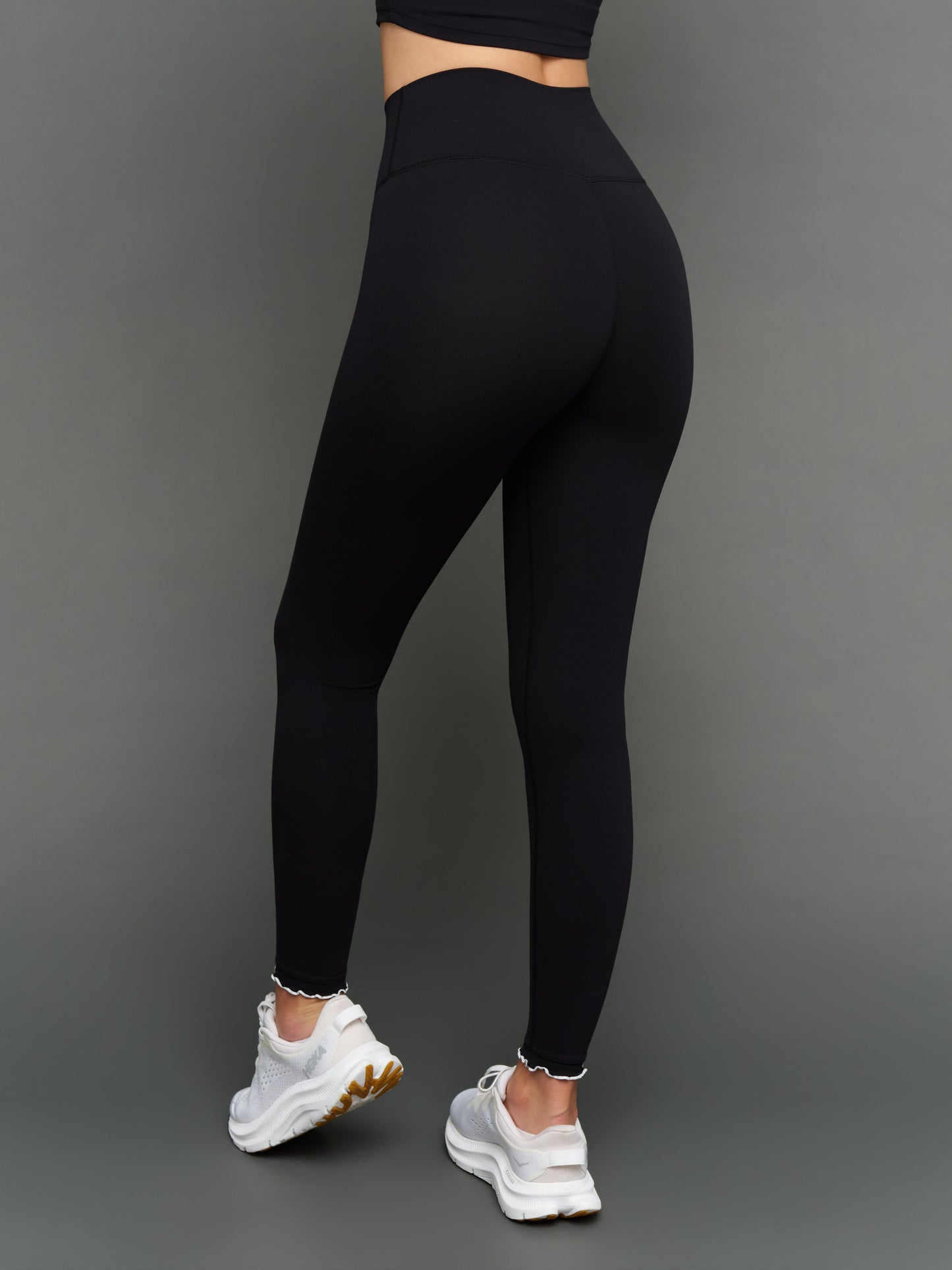 Carbon38 | Contrast Scallop Edge Legging in Melt - Black/White