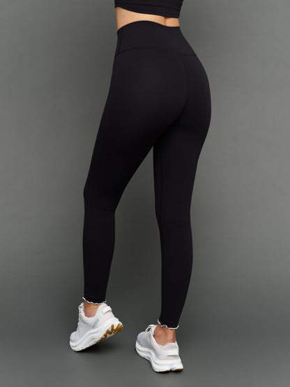 Carbon38 | Contrast Scallop Edge Legging in Melt - Black/White