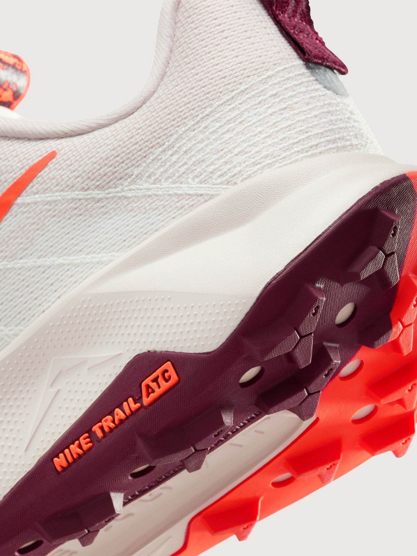 Carbon38 | Nike Wildhorse 10 - Sail/Hyper Crimson-Silt Red
