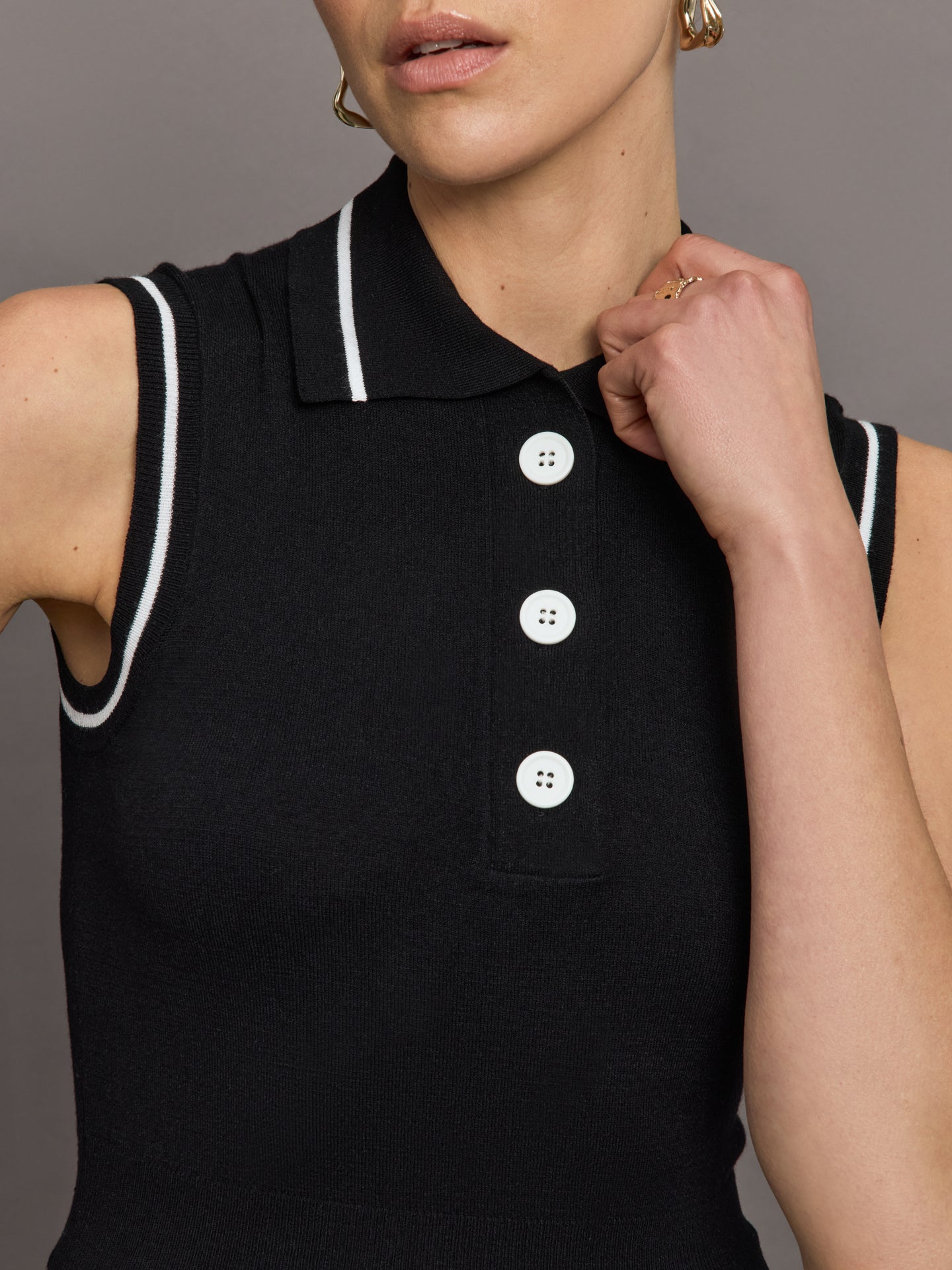 Carbon38 | Tennis Sleeveless Polo - Black/ White
