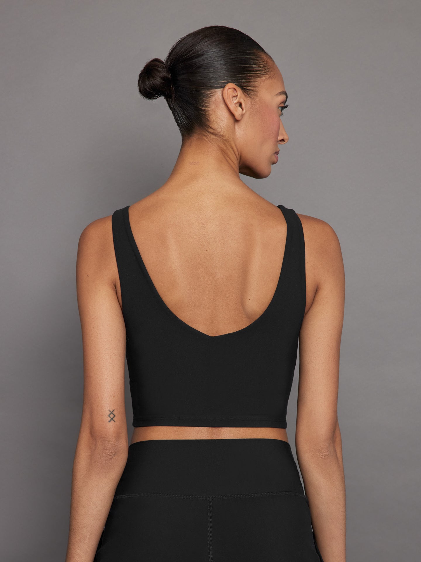 Carbon38 | V-Neck Longline Bra in Melt - Black