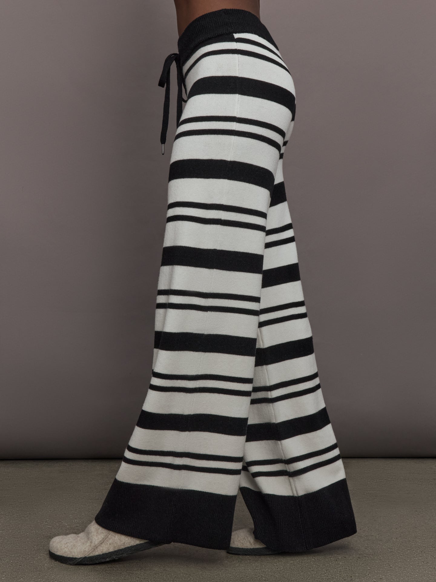 Carbon38 | Striped Sweater Pant - Black/Cream