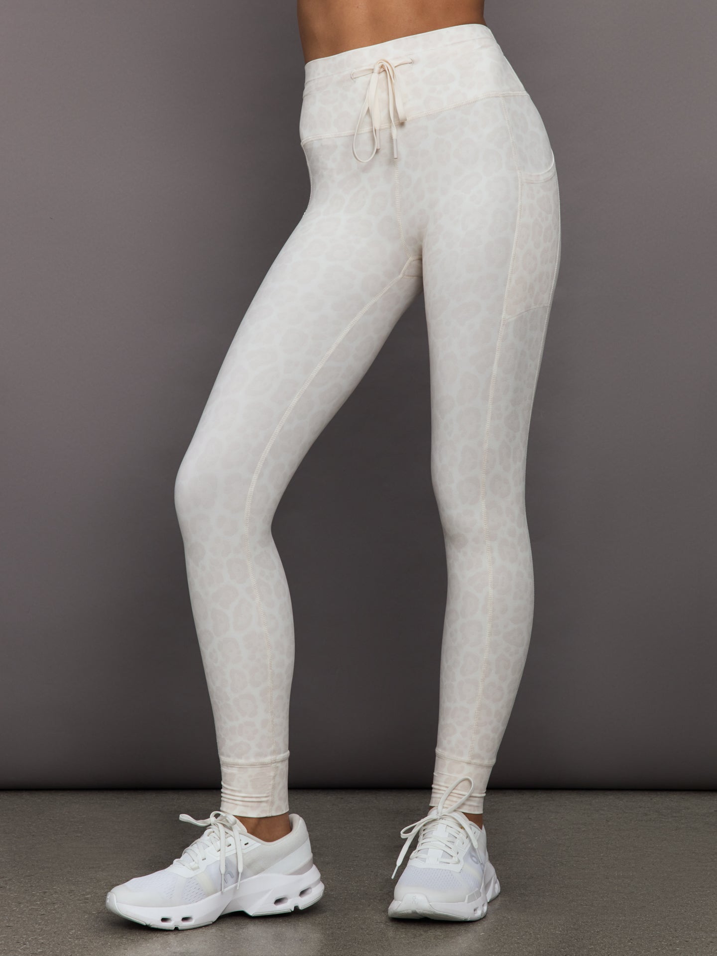 Carbon38 | High Rise Sport Pocket Legging in Melt - Snow Leopard