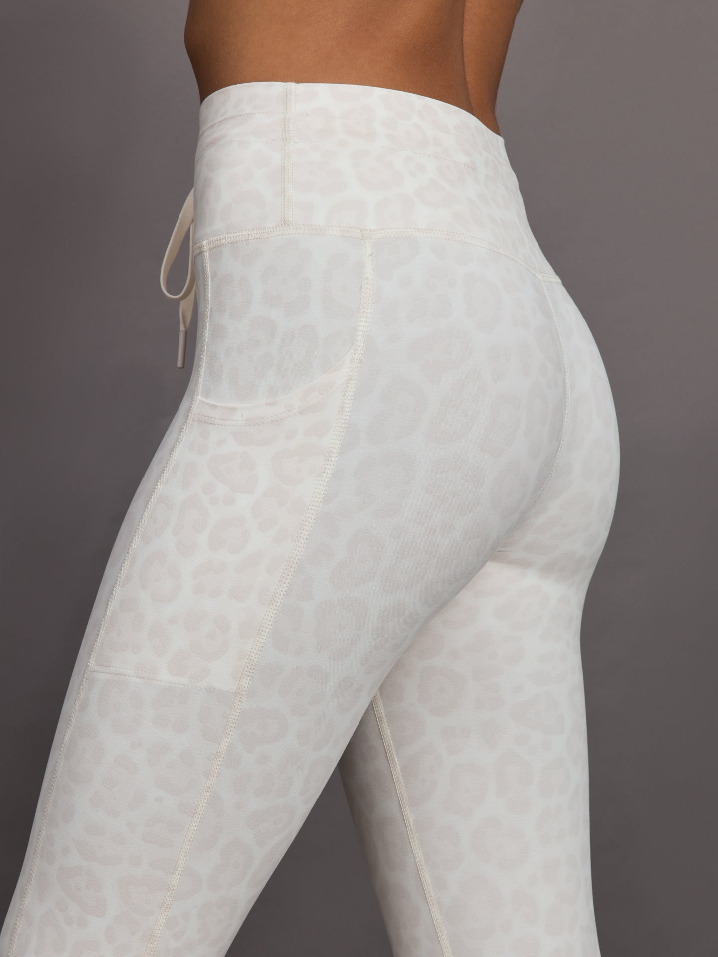 Carbon38 | High Rise Sport Pocket Legging in Melt - Snow Leopard