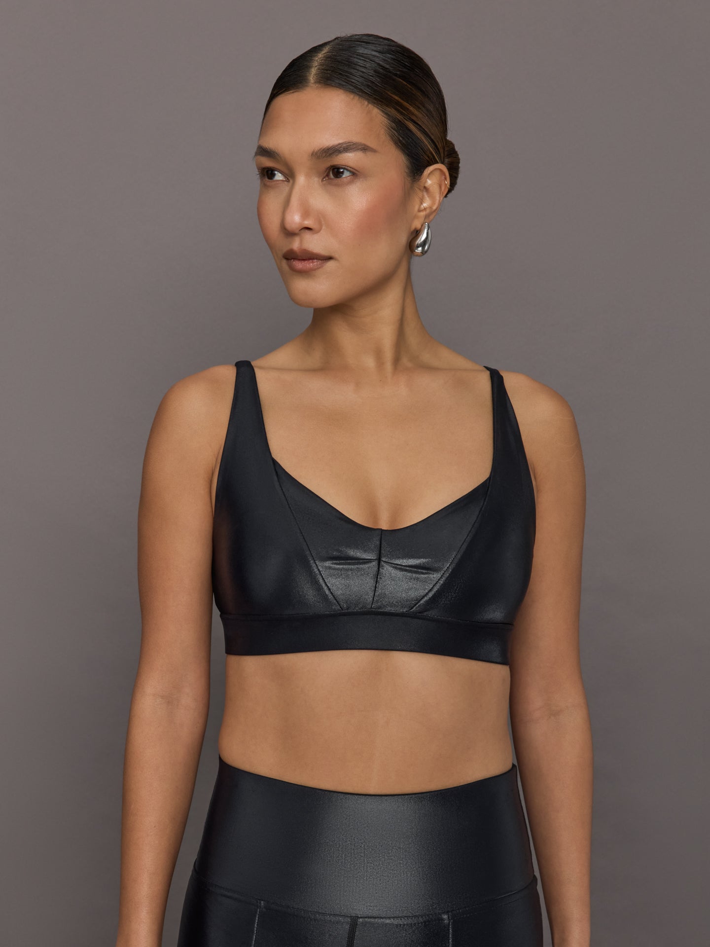 Carbon38 | Soft Sculpt Sports Bra in Takara Shine - Black
