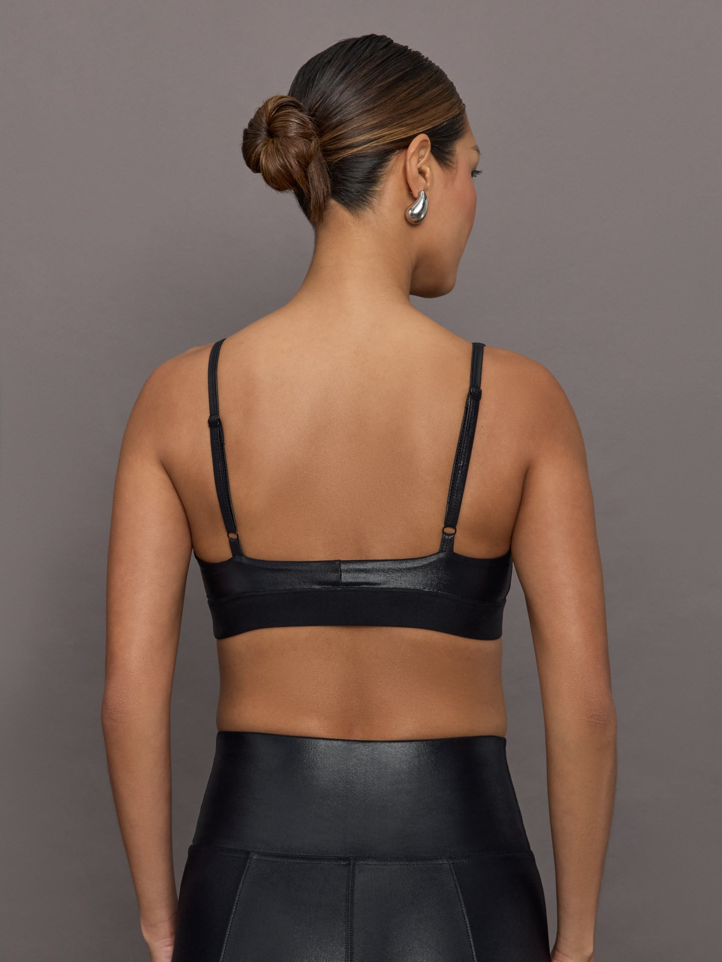 Carbon38 | Soft Sculpt Sports Bra in Takara Shine - Black