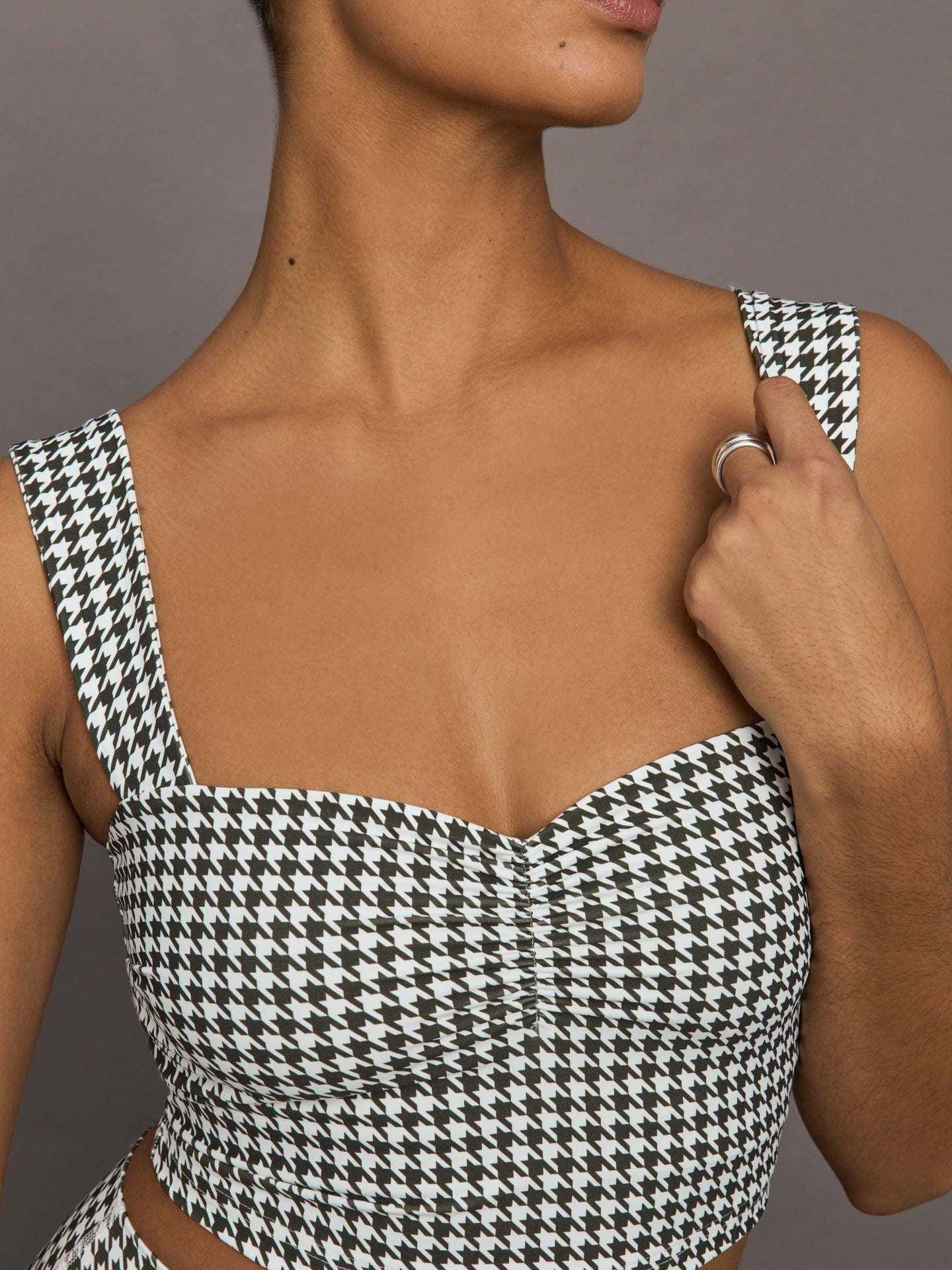 Carbon38 | Houndstooth Sports Bra - Ivory / Faded Black