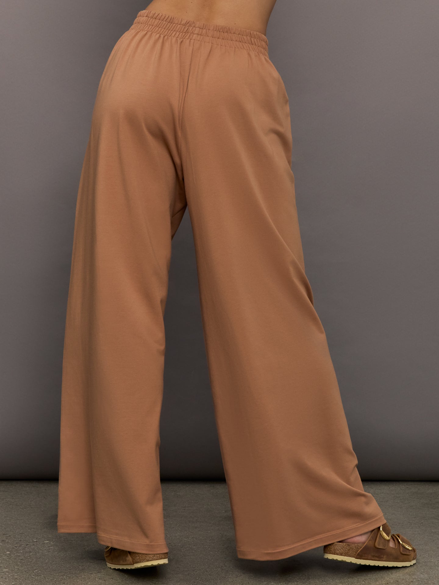 Carbon38 | Boyfriend Elephant Sweatpants - Cappuccino