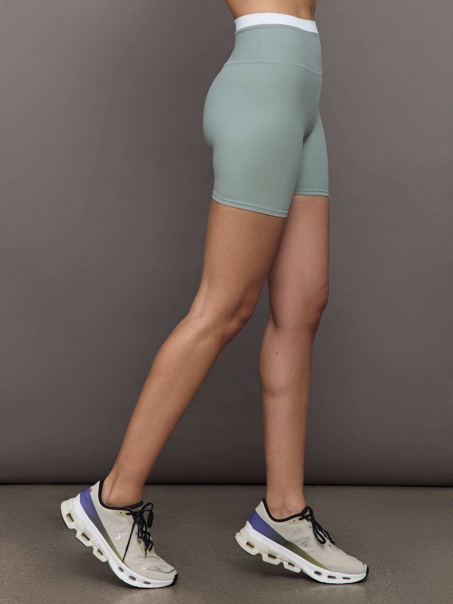 Carbon38 | Contrast Melt Biker Short - Sage / White
