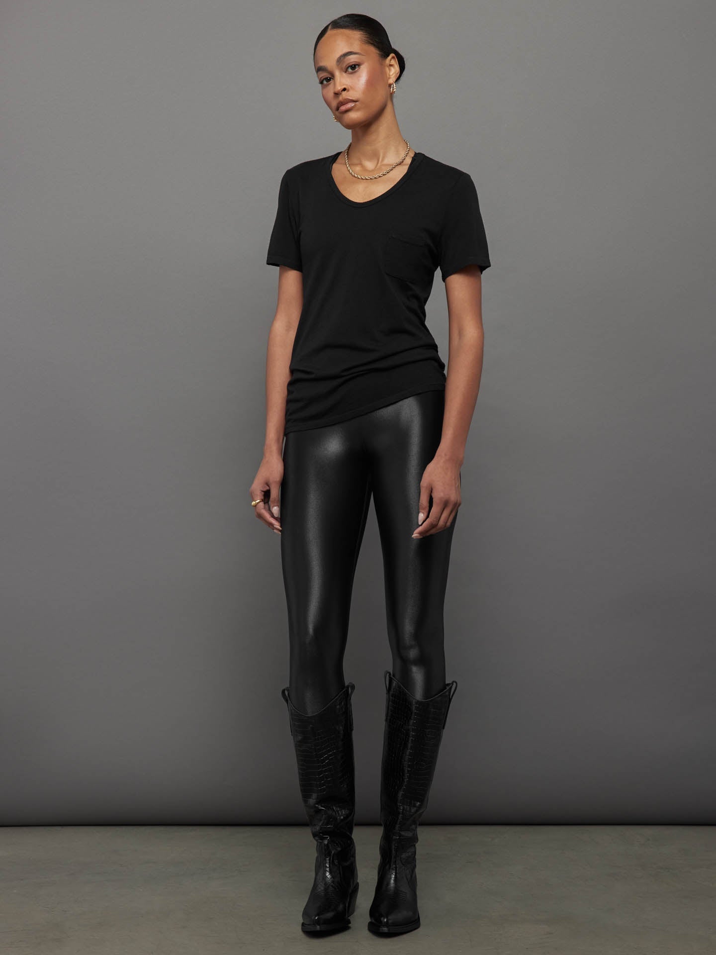 Carbon38 | Short Sleeve Pocket Tee - Black