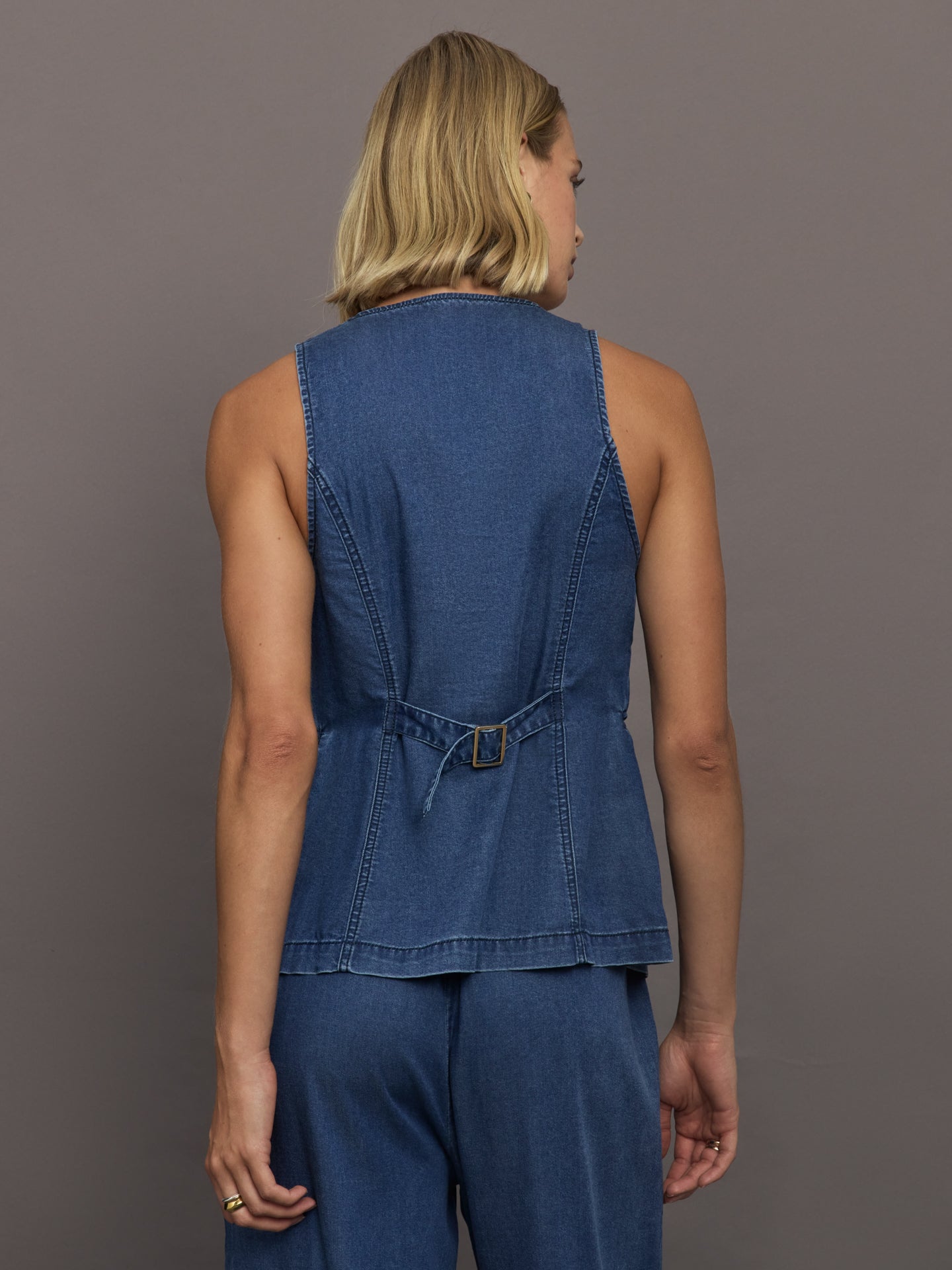 Carbon38 | Chambray Vest - Medium Wash