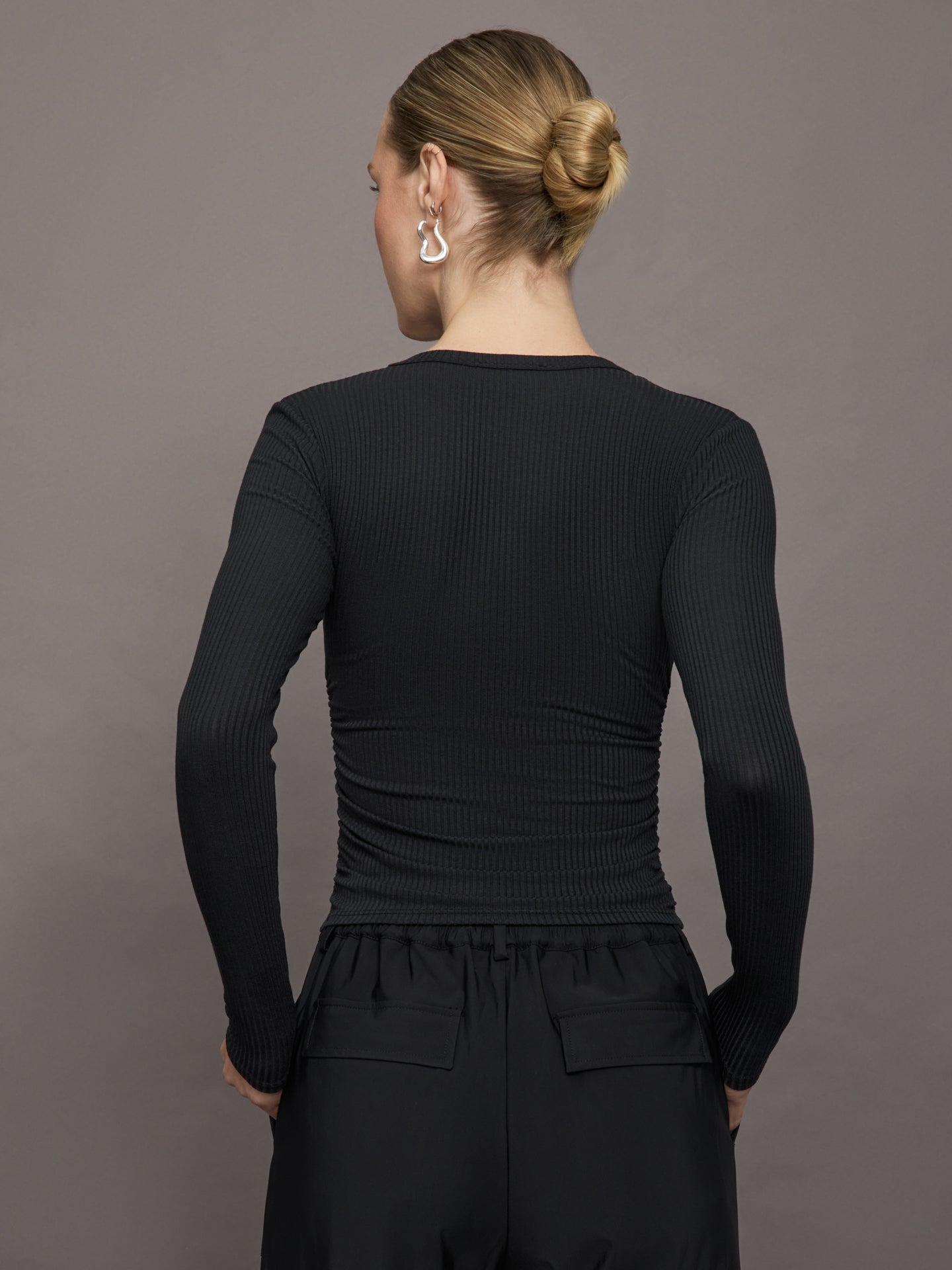Carbon38 | Long Sleeve Ruched Top in Ribbed Jersey - Black